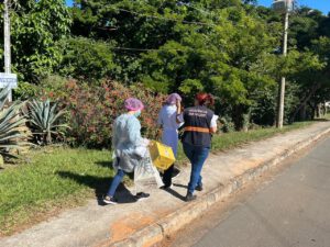 Agentes de saúde participam de força-tarefa contra malária em Aparecida de Goiânia.