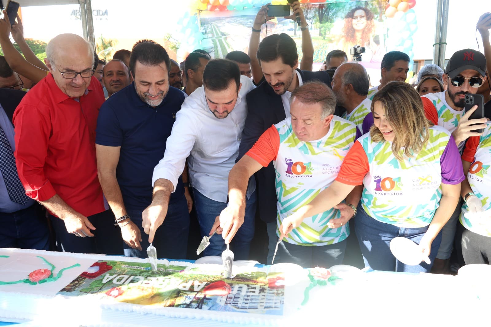 autoridades políticas cortaram o bolo de comemoração aos 101 anos de Aparecida. Foto: Claudivino Antunes