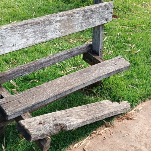 banco depredado em praça de Goiânia. Foto: Comurg/Luciano Magalhães