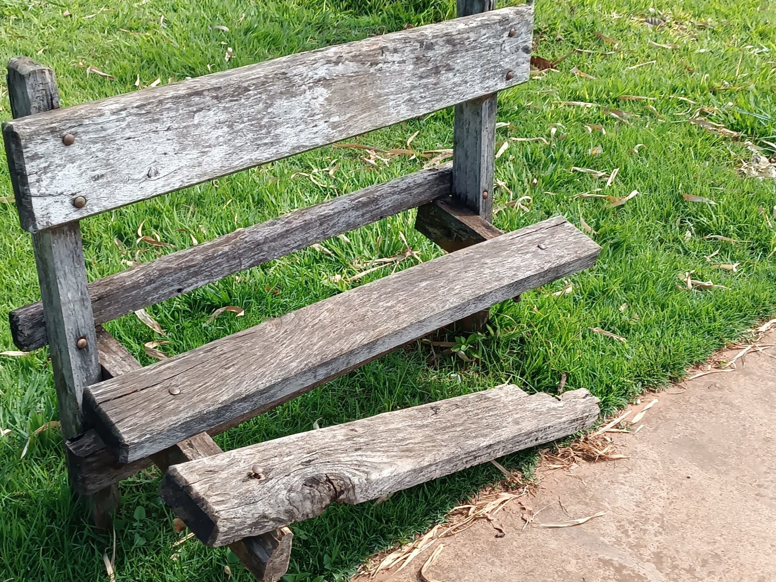 banco depredado em praça de Goiânia. Foto: Comurg/Luciano Magalhães