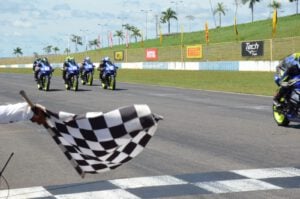 Corrida de motovelocidade no Autódromo de Goiânia. Foto: Mantovani Fernandes