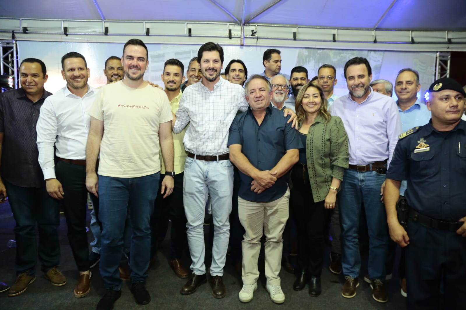 Em evento que reuniu Mendanha e Daniel Vilela, Vilmar Mariano lança última etapa da pavimentação na Vila Oliveira