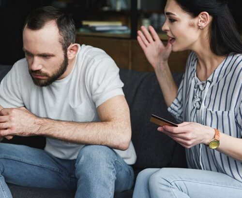 própria mãe e marido juntos