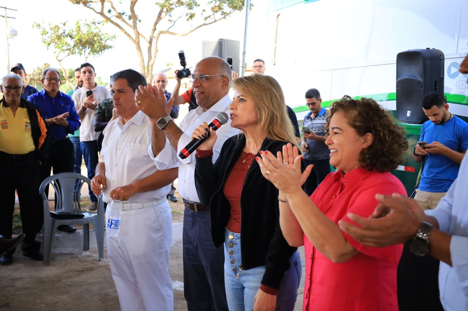 Ao lado de lideranças do PDT, Rogério Cruz inaugura praça em Goiânia