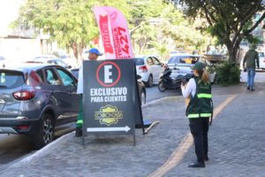 Amma aplica multa por publicidades irregulares nas ruas em Goiânia. Foto: Paulo José