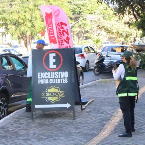 Amma aplica multa por publicidades irregulares nas ruas em Goiânia. Foto: Paulo José