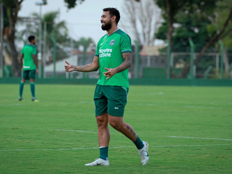 Fora dos planos de Armando Evangelista por motivos técnicos, dois jogadores deixam o Goiás