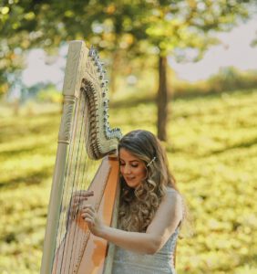 Harpista Aline Araújo se apresenta na Mostra Cultural do Cerrado - Arraiá By Jazz, da AABB Goiânia (Foto Antônio Netho).