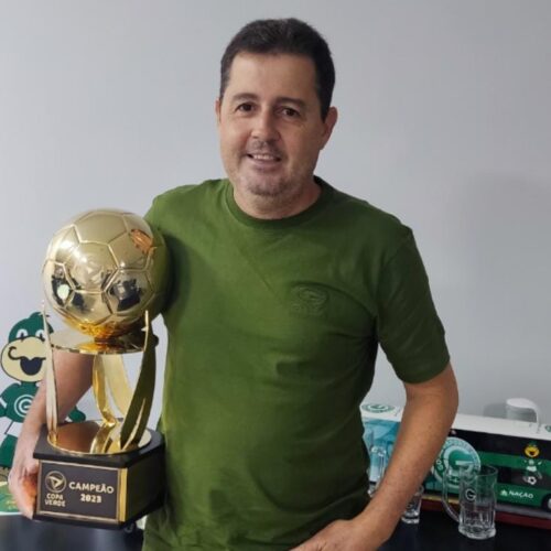 Paulo Rogério Pinheiro com o troféu da Copa Verde conquistado pelo Goiás