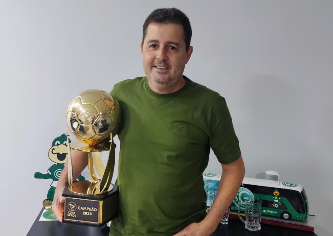 Paulo Rogério Pinheiro com o troféu da Copa Verde conquistado pelo Goiás