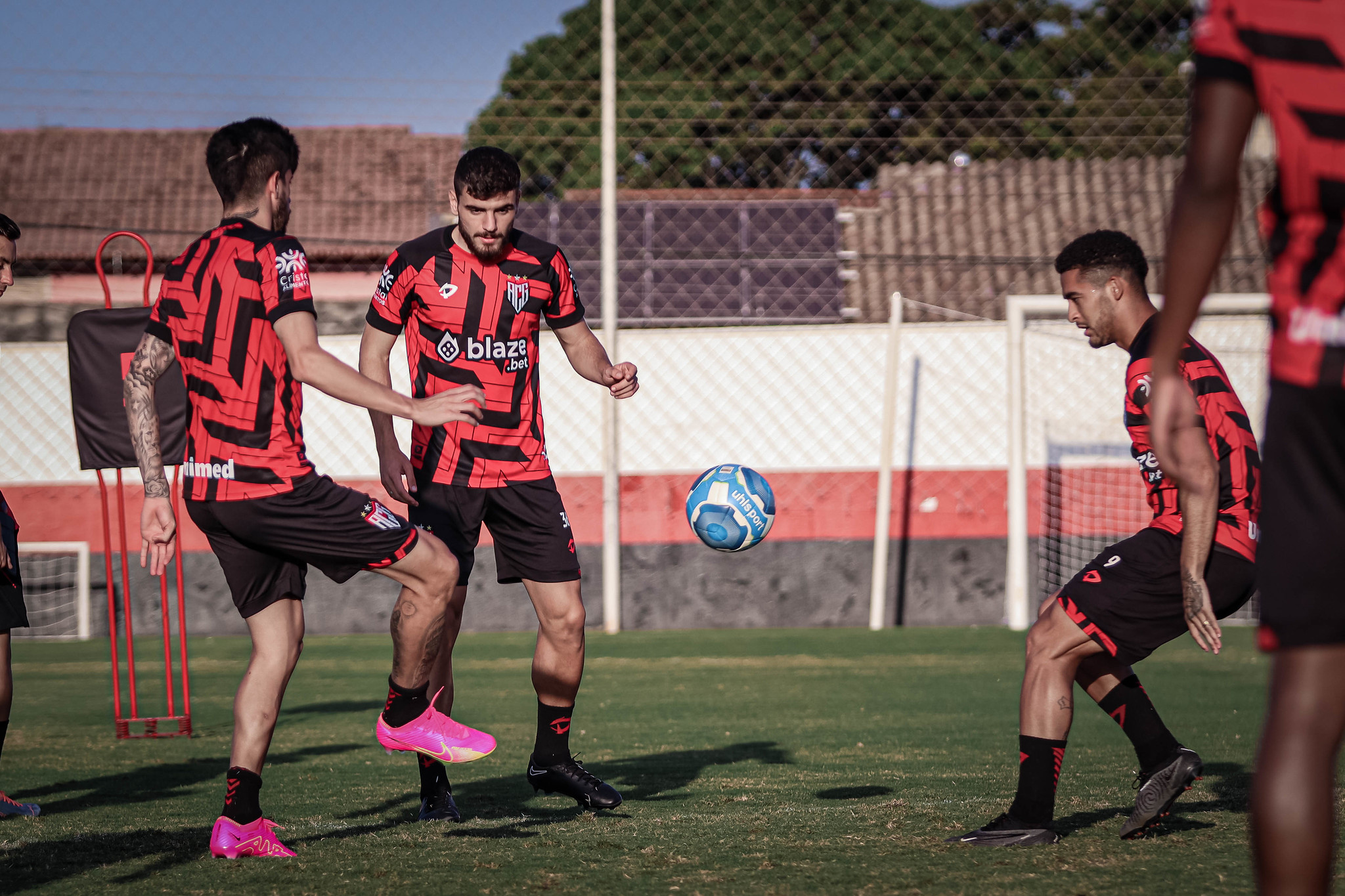 Atlético-GO muda zagueiros para enfrentar o Ceará na busca por reação no Campeonato Brasileiro