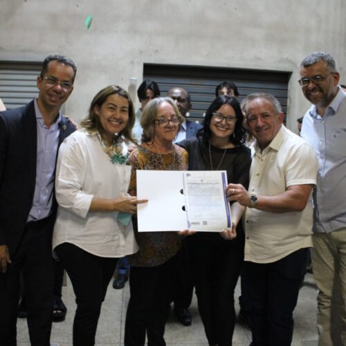 Vilmar Mariano entrega escrituras de casas para moradores pelo Pograma Aparecida Legal. Foto: Divulgação