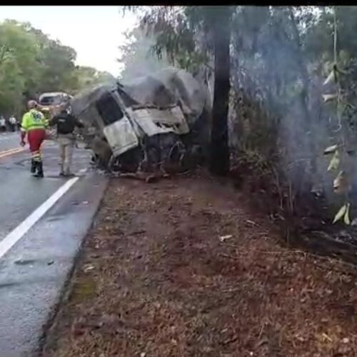 Caminhão transportando etanol, bate e pega fogo