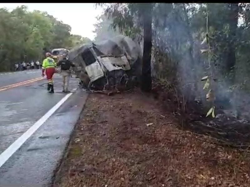 Caminhão transportando etanol, bate e pega fogo