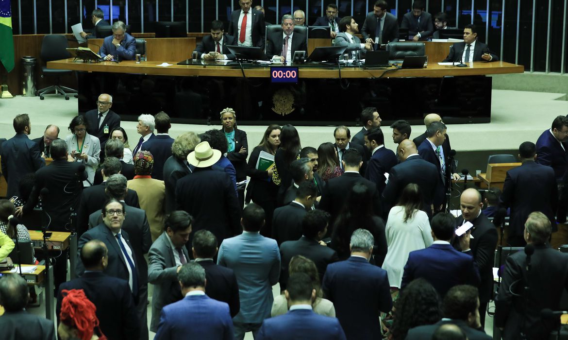 No último minuto e com apoio do Republicanos e PP, Câmara aprova MP dos Ministérios