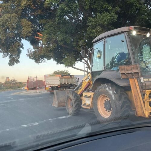 coleta de lixo é feita com retroescavadeira em Goiânia. Foto: Altair Tavares/DG