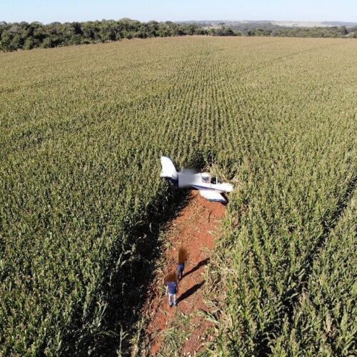 Aeronave faz pouso forçado em zona rural de Luziânia. Foto: CBMG