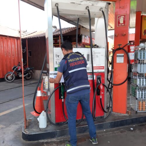 Procon autua posto de gasolina em Goiânia. Foto: Procon Goiás