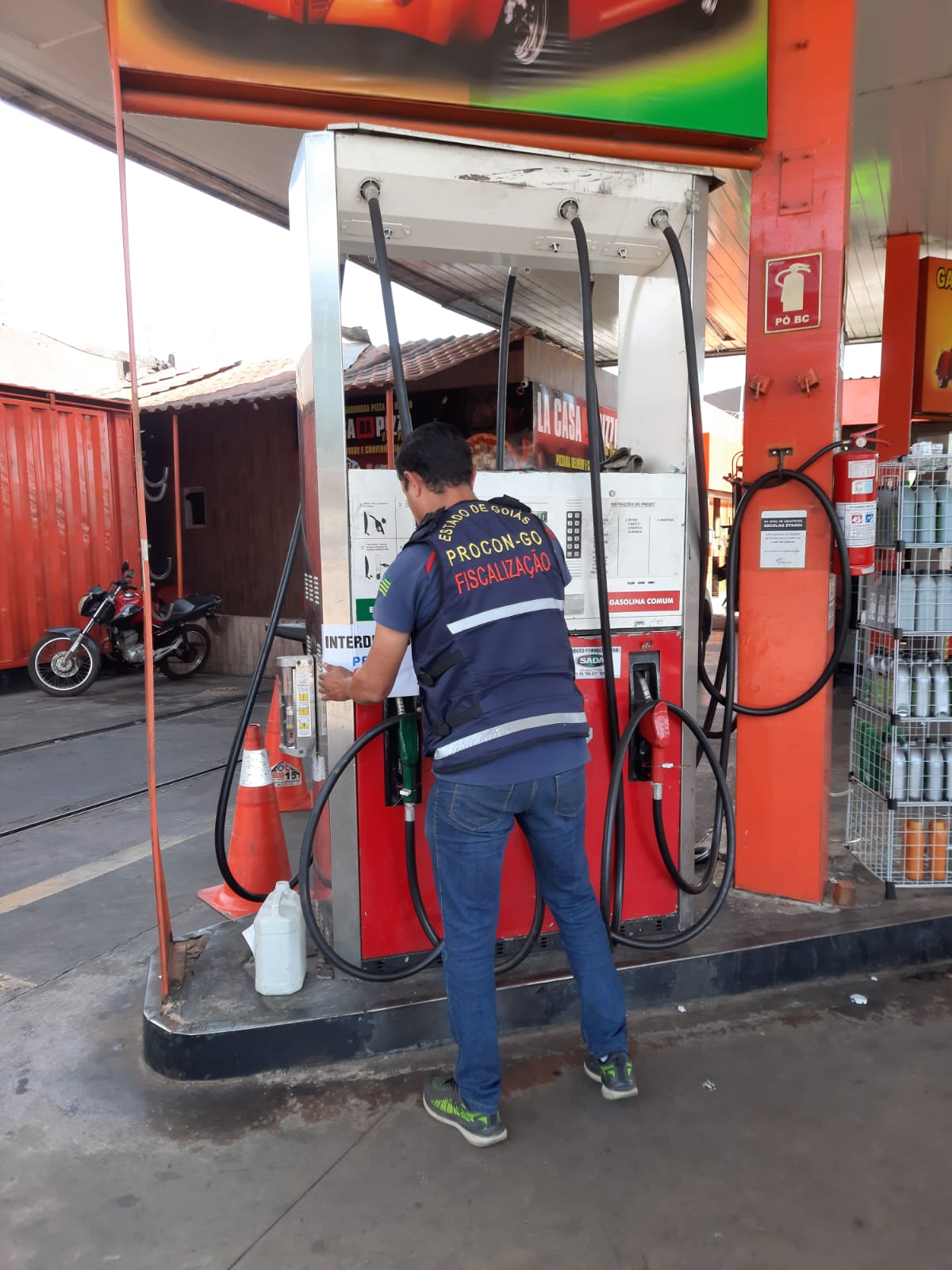 Procon autua posto de gasolina em Goiânia. Foto: Procon Goiás