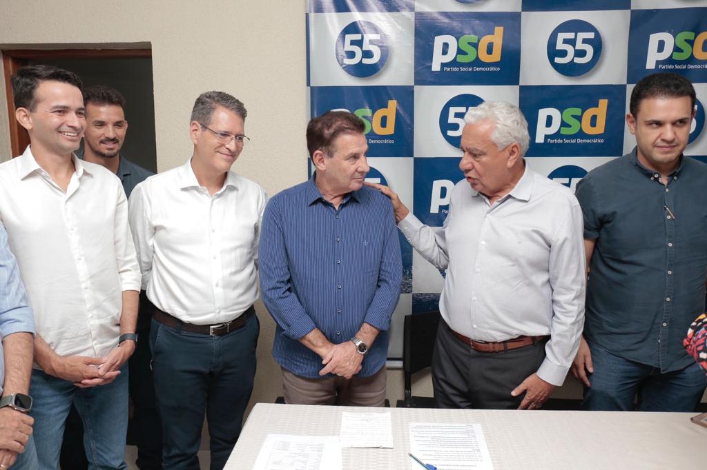 Vanderlan Cardoso recebe as chaves do PSD das mãos de Vilmar Rocha