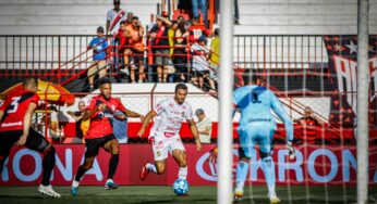 Com gols nos minutos finais, Atlético-GO e Vila Nova empatam clássico no Campeonato Brasileiro