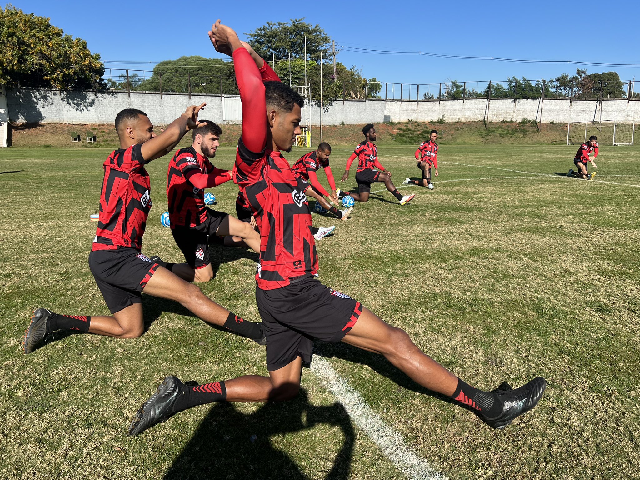 Com baixas e estreia de atacante, Atlético-GO enfrenta o Guarani no Campeonato Brasileiro