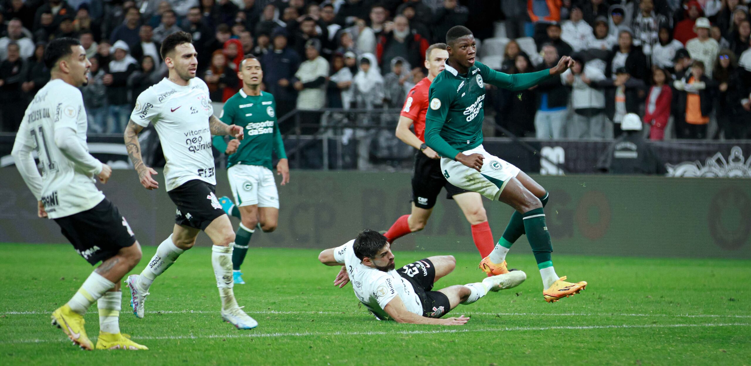 Goiás sai na frente, vacila e empata com Corinthians no Campeonato Brasileiro