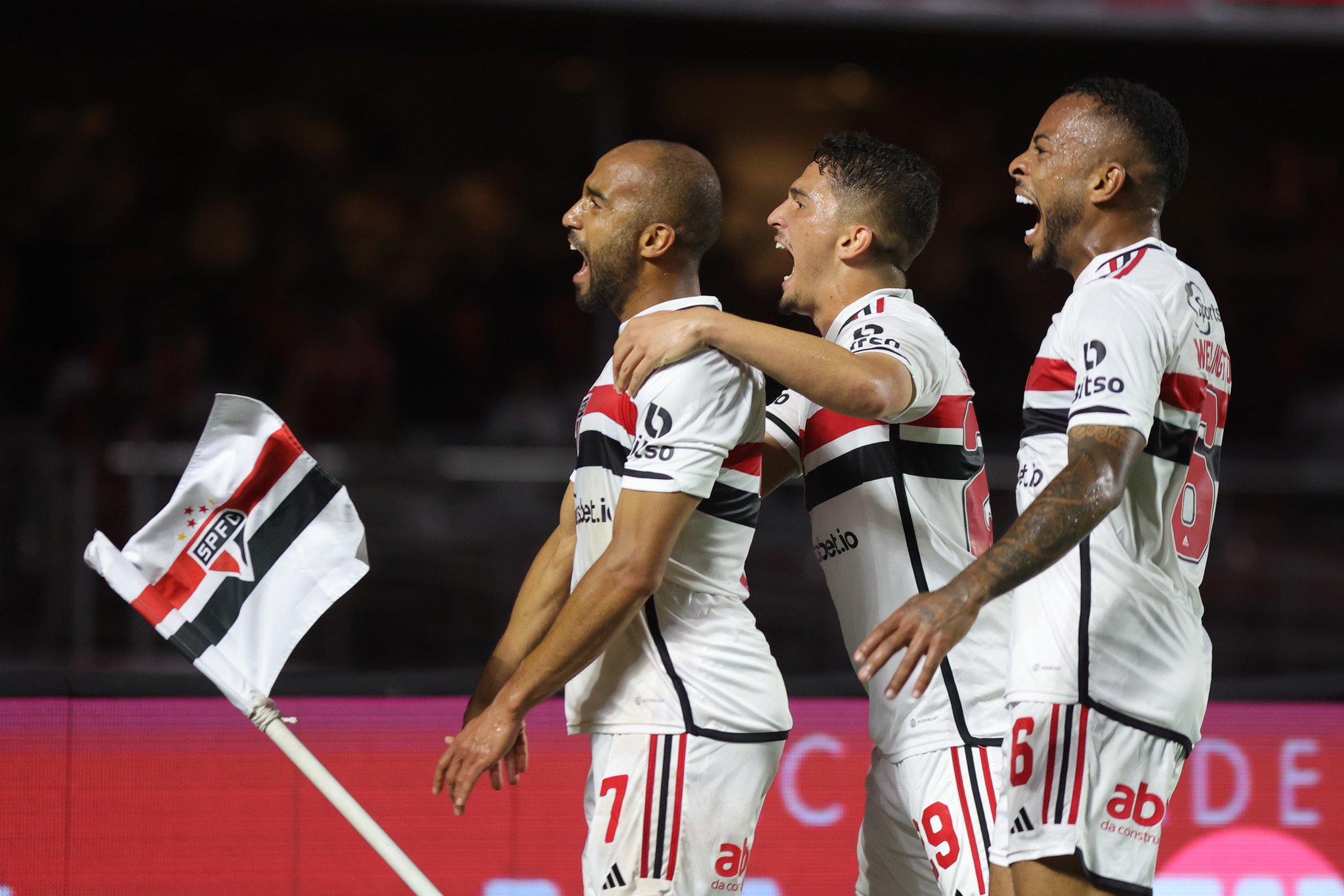 São Paulo vence o Corinthians no Morumbi e avança para decisão da Copa do Brasil