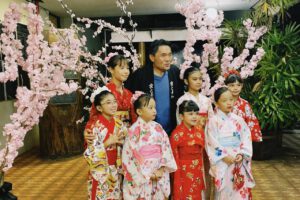 Ricardo Noguchi, um dos apresentadores oficiais do Bon Odori, ao lado das crianças com descendência japonesa (Foto Altair Tavares).