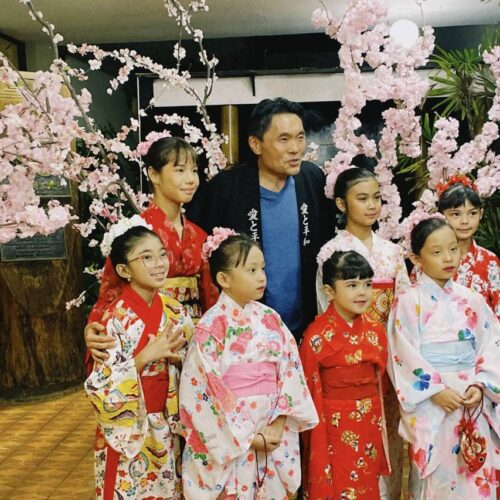 Ricardo Noguchi, um dos apresentadores oficiais do Bon Odori, ao lado das crianças com descendência japonesa (Foto Altair Tavares).