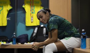 Após-se-aposentar-da-Copa-do-Mundo,-Marta-recebe-uma-comovente-homenagem-de-sua-namorada.-04-04-08-23