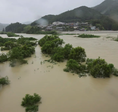 Tufão Lan continua se deslocando por áreas do Japão (Foto Takumi Harada / O Yomiuri Shimbun /AP).