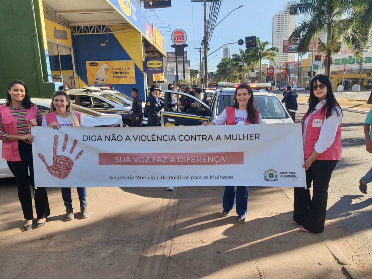 Blitz realizada pela Prefeitura de Goiânia é educativa, em alusão ao mês de conscientização sobre o combate à violência contra a mulher (Foto SMPM).