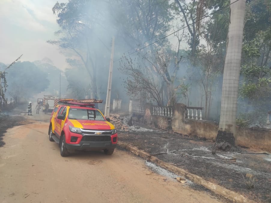 Bombeiros combatem incêndio às margens da Br-153, em Goiânia