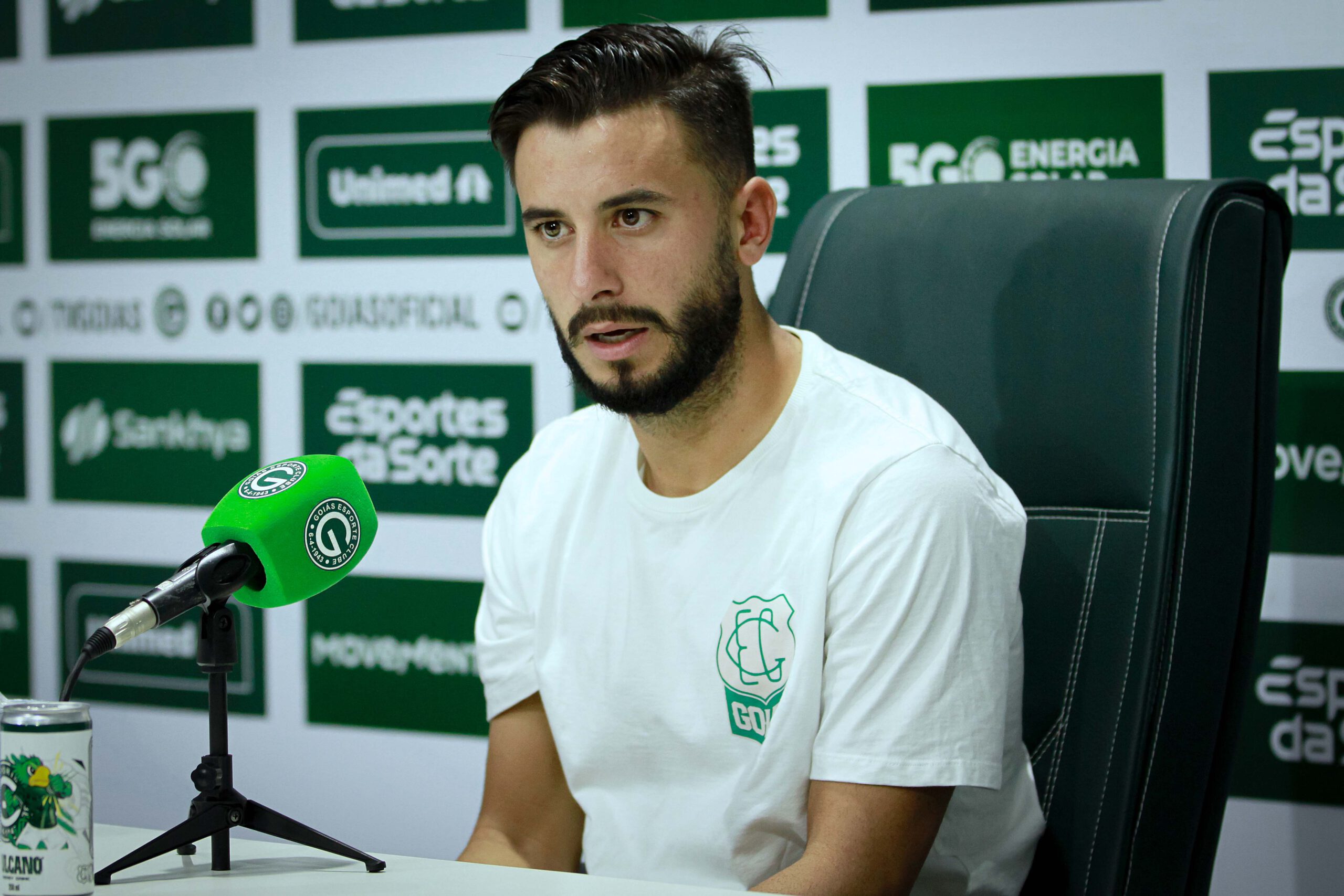 Após quatro jogos no Goiás, Raphael Guzzo destaca evolução na adaptação ao futebol brasileiro