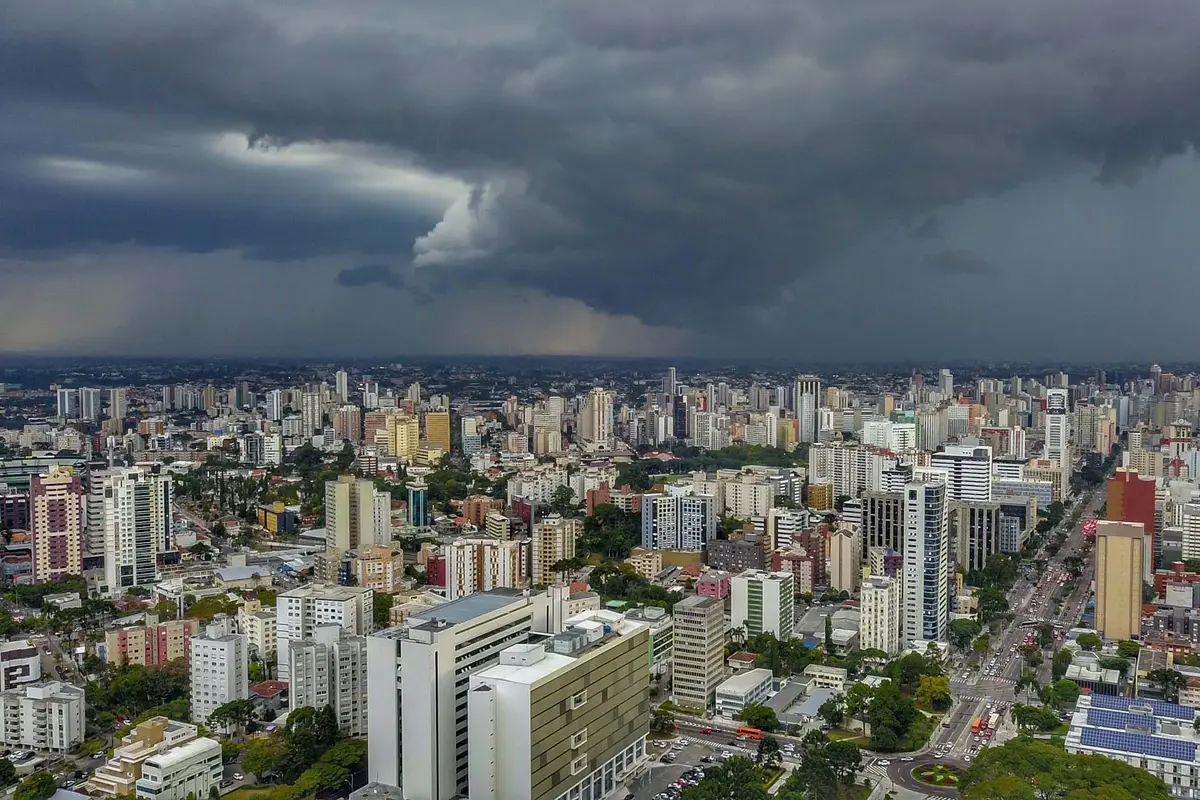 Alerta_para_chuva_intensa,_granizo_e_ventos_fortes_em_180_cidades_do_Paraná!_(3)