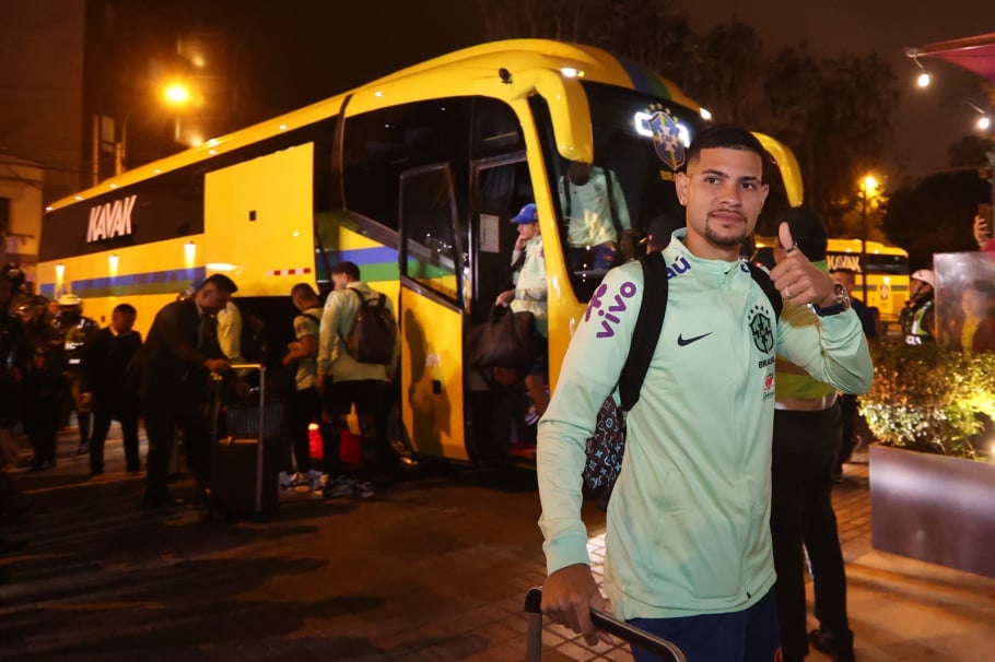 Seleção Brasileira desembarca em Lima para jogo diante do Peru