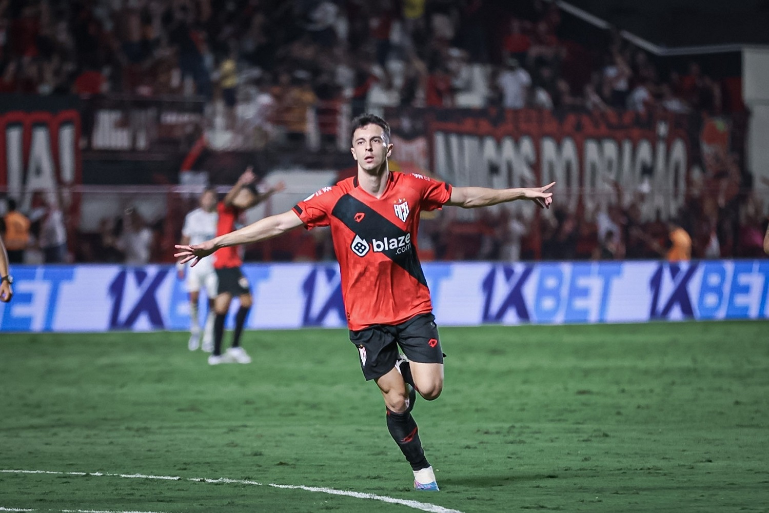 Atlético-GO vence o Criciúma e ultrapassa o Vila Nova na classificação do Campeonato Brasileiro