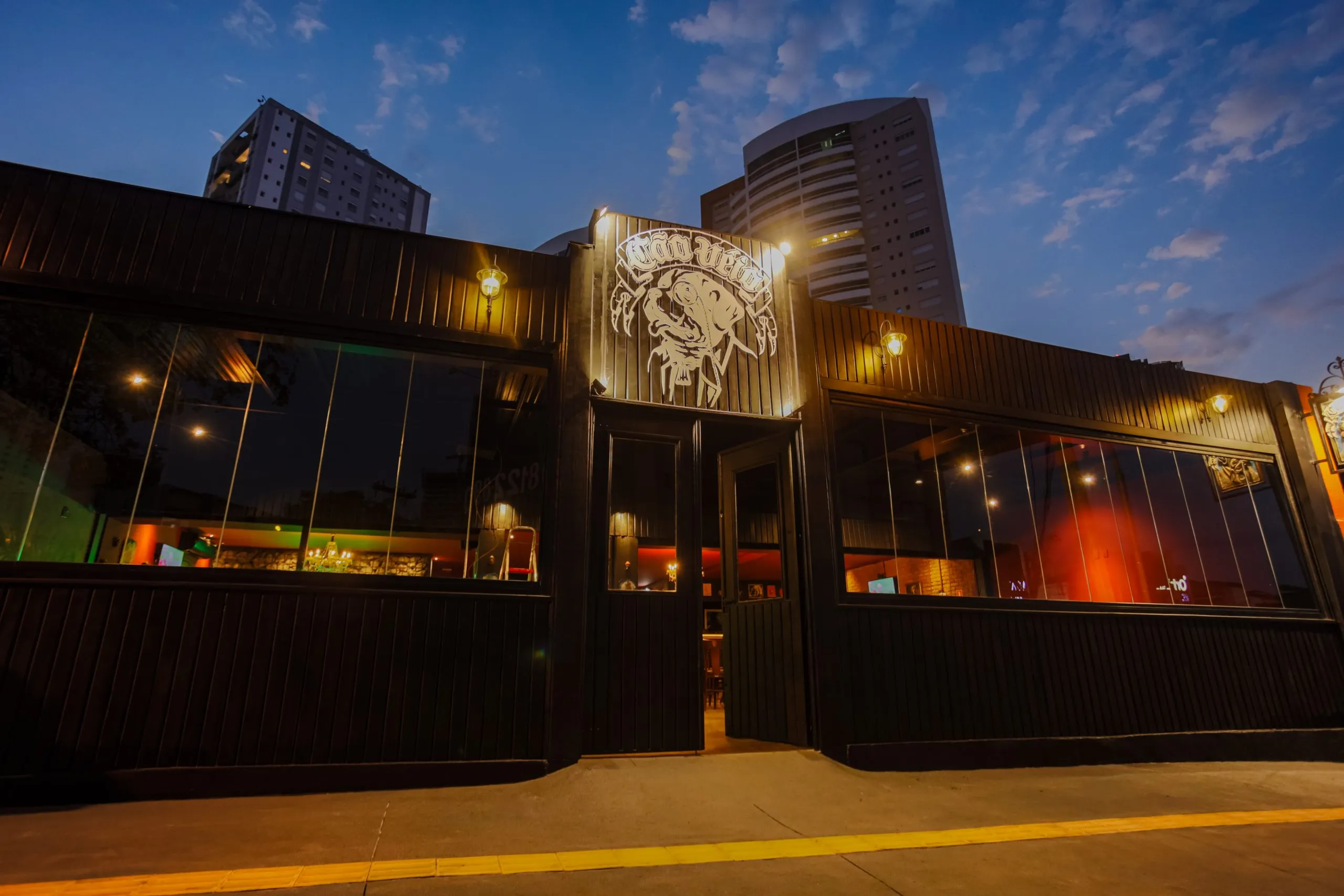 Gastropub ‘Cão Véio’ do chef Henrique Fogaça é reinaugurado em Goiânia