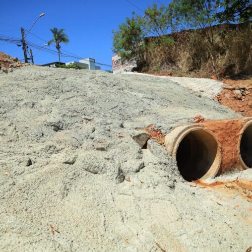 Obras de ampliação do escoamento de água da avenica C-190. foto: Jackson Rodrigues