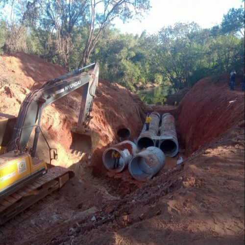 Prefeitura interdita Leste-Oeste para drenagem. Foto: Seinfra