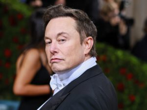 Elon_Musk_lança_cerveja_Veja_a_bebida_da_Tesla!_(6)