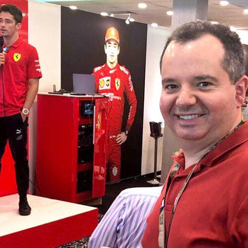 Gustavo Aragão de Menezes, em primeiro plano, durante evento da F1 com o piloto da Ferrari Charles Leclerc (ao fundo) - Divulgação