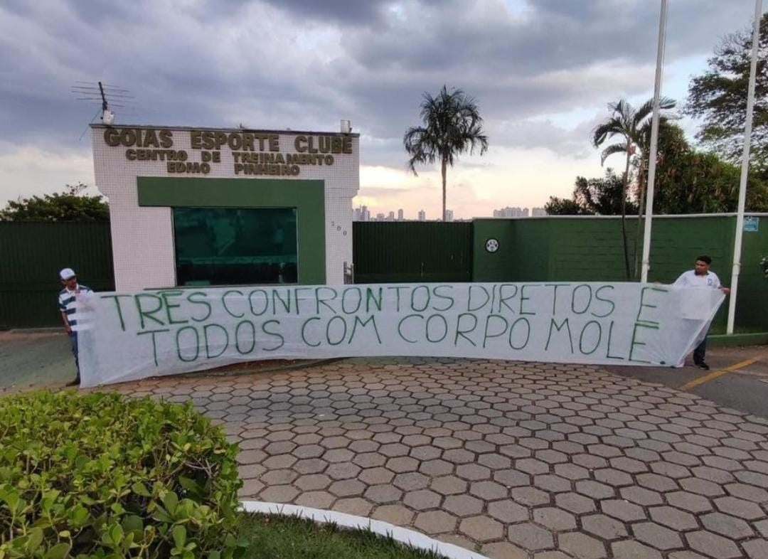 Faixas em protesto no CT do Goiás mostram insatisfação de esmeraldinos com time no Brasileiro