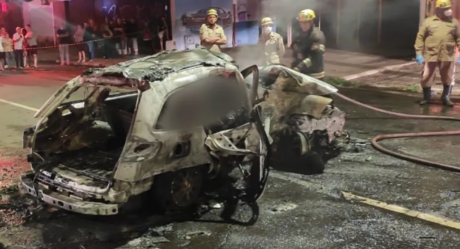 Três pessoas morrem após carro bater contra árvore e incendiar