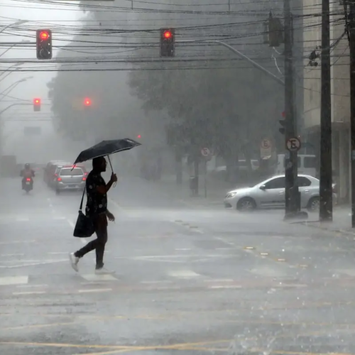 Previsão-de-chuvas-intensas-aumenta-o-risco-de-enchentes-em-SC-07-04-10-23