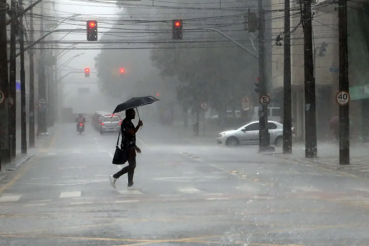 Previsão-de-chuvas-intensas-aumenta-o-risco-de-enchentes-em-SC-07-04-10-23