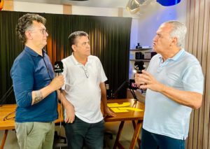 Altair Tavares e Vassil Oliveira entrevistam Jorcelino Braga na sede da empresa Kanal Vídeo