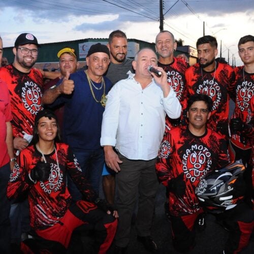 Prefeito de Aparecida de Goiânia em foto com esportistas da cidade na arte de domingo, 29 de outubro de 2023