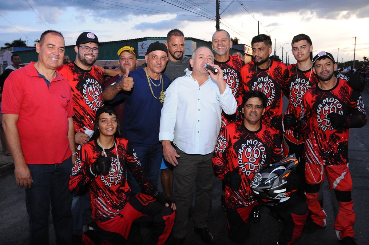 Prefeito de Aparecida de Goiânia em foto com esportistas da cidade na arte de domingo, 29 de outubro de 2023